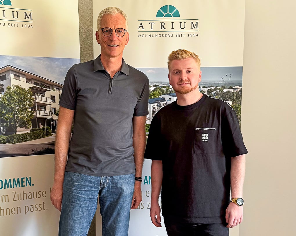 Der Geschäftsführer von ATRIUM Bauprojekte mit unserem Team vor den ATRIUM-Aufstellern