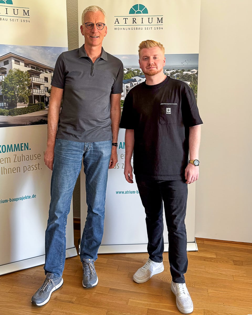 Der Geschäftsführer von ATRIUM Bauprojekte mit unserem Team vor den ATRIUM-Aufstellern