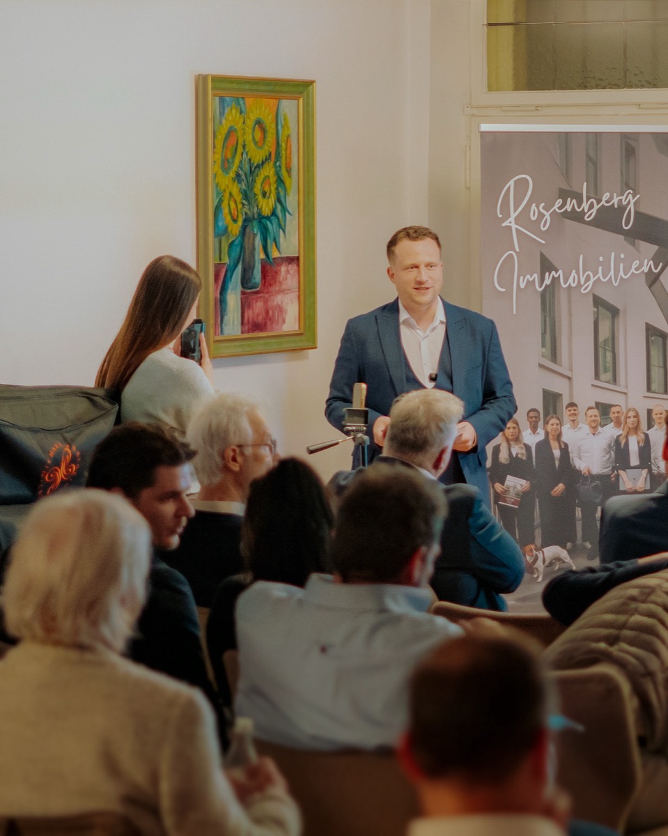 Timm Sonnenfeld bei einem Vortrag, Rosenberg Immobilien Leipzig